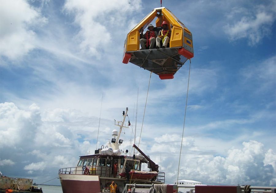 FROG 6 crane transfer device from Reflex Marine in action.