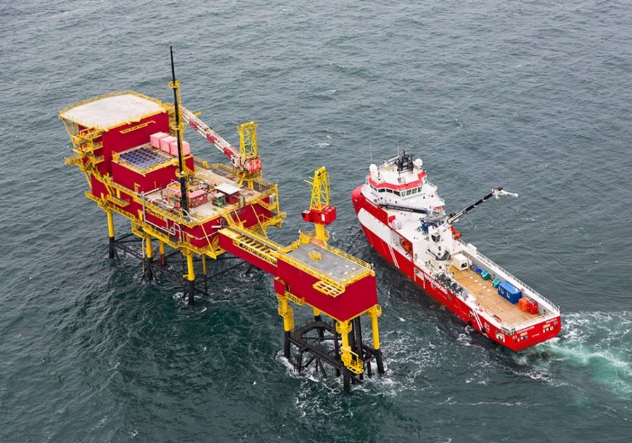 Reflex Marine allows safe transfer between a ship and an oil rig for Shell Netherlands.