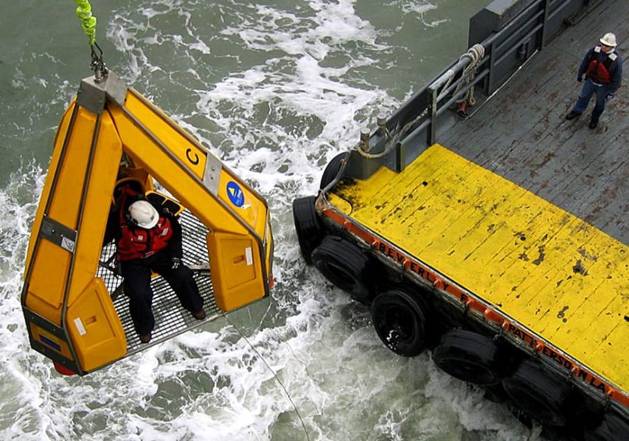 Crew transfer onto a boat using the Reflex Marine FROG crane system.