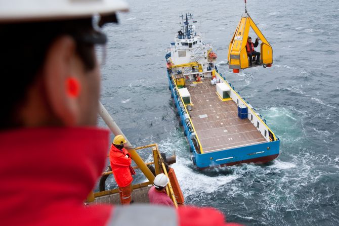 Reflex Marine FROG 3 transferring crew onto a ship.