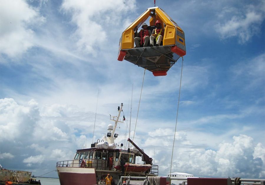 FROG 6 crane transfer device from Reflex Marine in action.