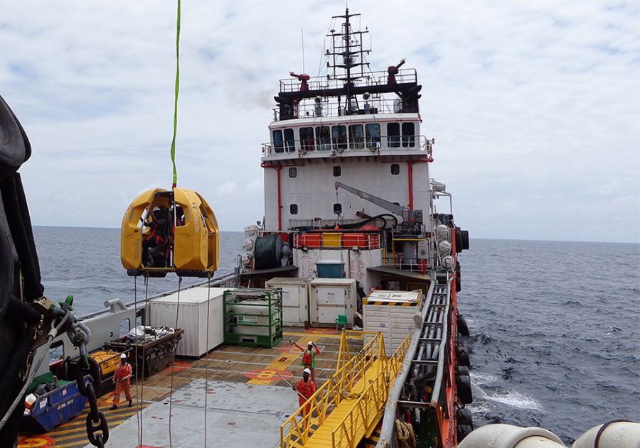 Reflex Marine FROG-XT4 transferring personnel onto a ship.